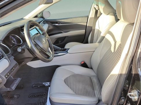 Used 2018 Toyota Camry SE w/ Convenience Package FWD image 15