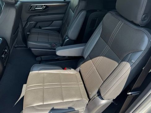 Used 2025 Chevrolet Suburban High Country AWD/4WD image 8