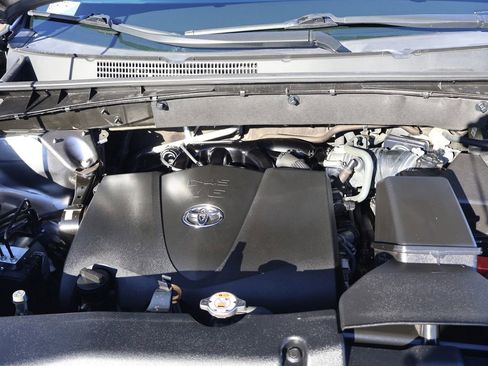 Used 2018 Toyota Highlander SE image 12