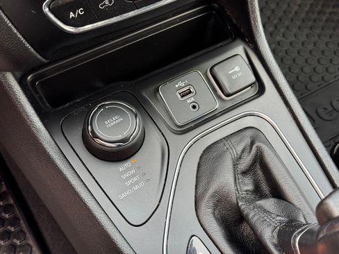 Used 2019 Jeep Cherokee Latitude Plus w/ Cold Weather Group AWD/4WD image 14