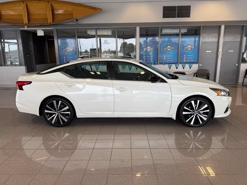 Used 2022 Nissan Altima 2.0 SR FWD image 2
