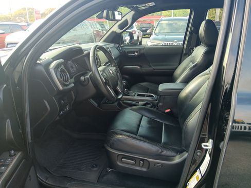 Used 2021 Toyota Tacoma TRD Off-Road w/ TRD Premium Off Road Package AWD/4WD image 10