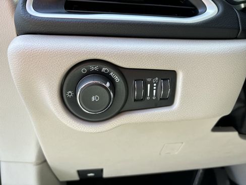 Certified 2023 Chrysler Pacifica Touring-L FWD image 9