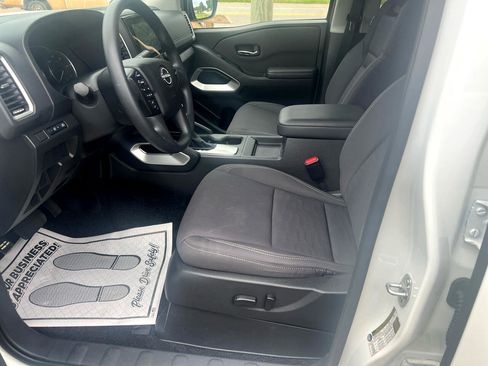Used 2024 Nissan Frontier SV image 9