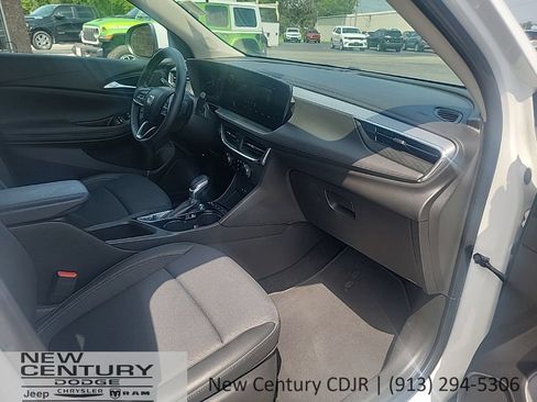 Used 2025 Buick Encore GX Preferred AWD/4WD image 18