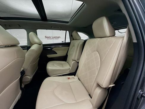Used 2022 Toyota Highlander Platinum image 26