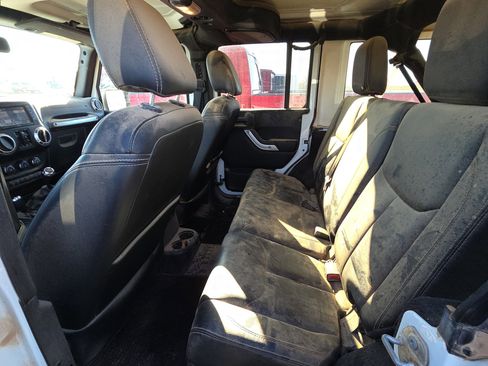 Used 2015 Jeep Wrangler Unlimited Sahara image 12