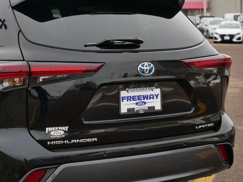Used 2024 Toyota Highlander Limited image 12