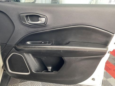 Used 2019 Jeep Compass Latitude w/ Popular Equipment Group AWD/4WD image 5
