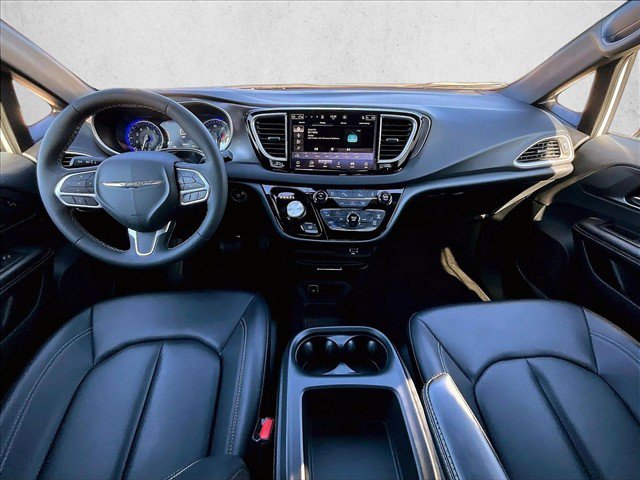 Used 2026 Chrysler Pacifica Select FWD image 16