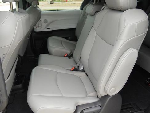 Used 2025 Toyota Sienna XLE FWD image 13