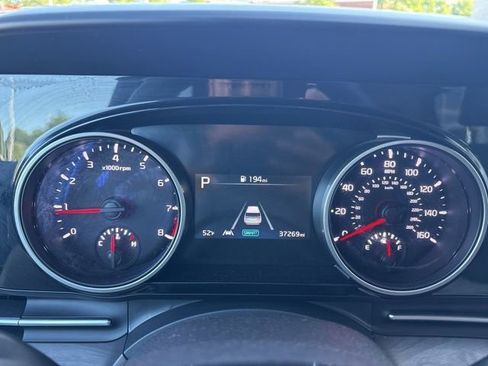 Used 2024 Kia Carnival EX FWD image 25