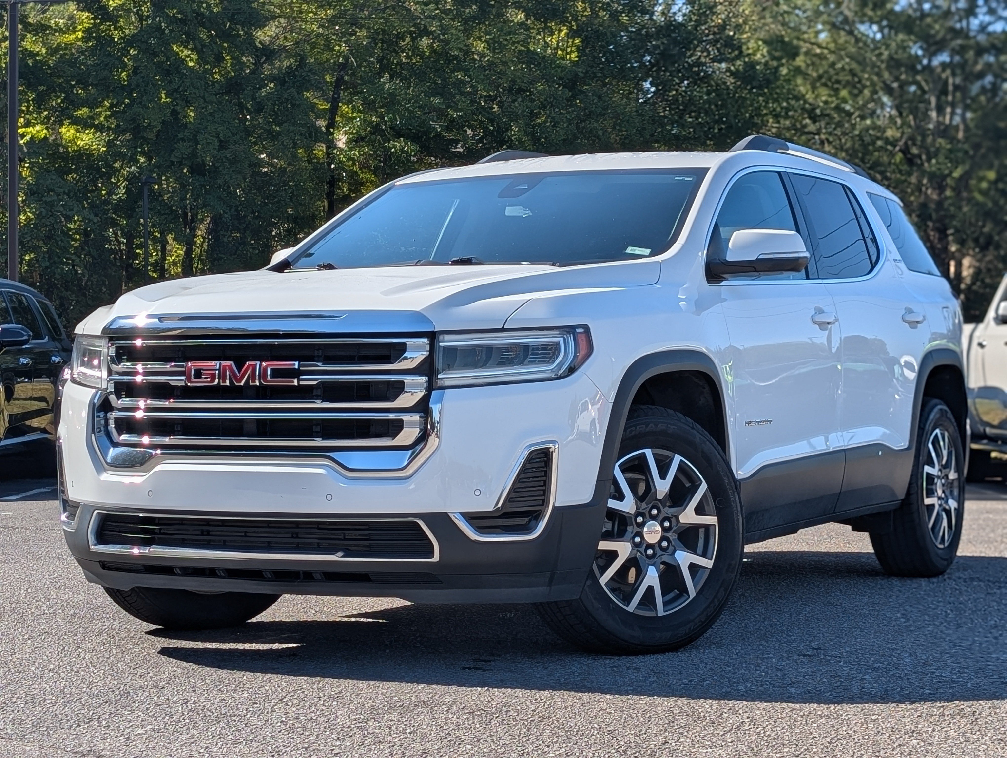 Used 2022 GMC Acadia SLE w/ Driver Convenience Package FWD image 4