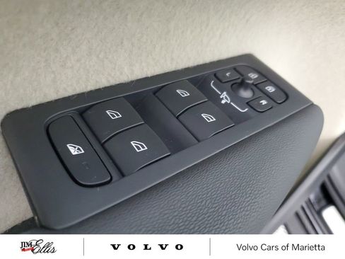 Used 2025 Volvo XC40 B5 Plus image 21