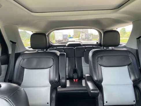 Used 2022 Ford Explorer XLT w/ Equipment Group 202A image 23