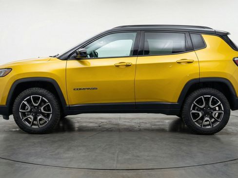 Used 2025 Jeep Compass Trailhawk image 5