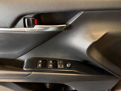 Used 2020 Toyota Camry SE w/ Convenience Package image 18