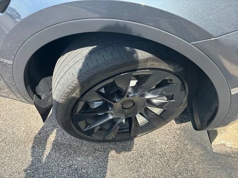Used 2024 Tesla Model Y Long Range AWD/4WD image 16