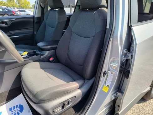 Used 2020 Toyota RAV4 XLE image 17