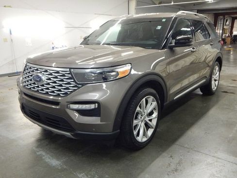 Used 2021 Ford Explorer Platinum w/ Equipment Group 601A AWD/4WD image 2