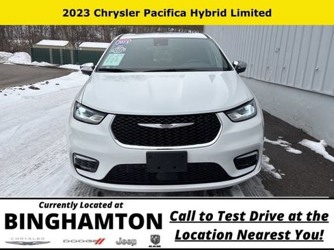 Used 2023 Chrysler Pacifica Limited FWD image 2
