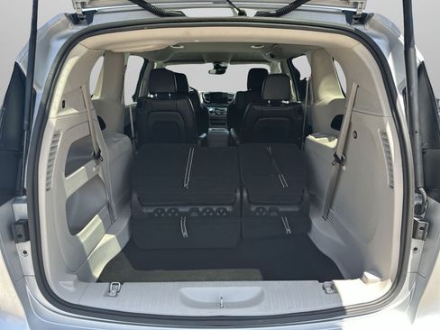 Certified 2024 Chrysler Pacifica Touring-L FWD image 32