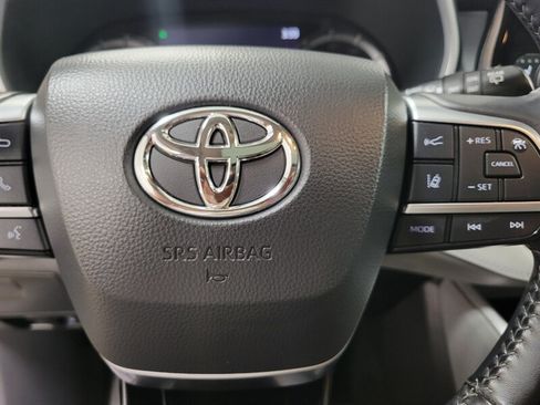 Used 2021 Toyota Highlander XLE AWD/4WD image 31