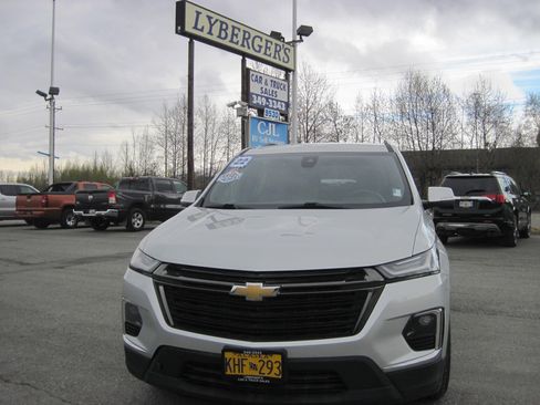 Used 2022 Chevrolet Traverse LT image 2