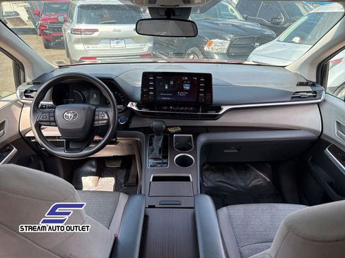 Used 2022 Toyota Sienna LE image 19