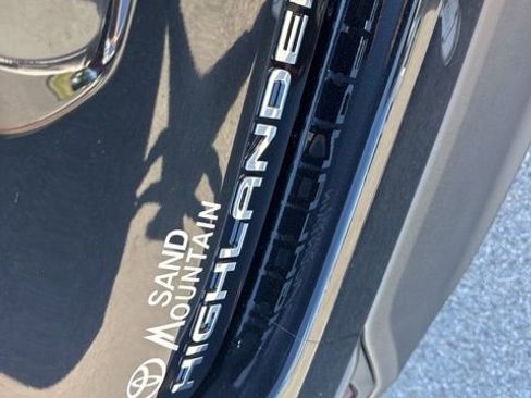 Used 2024 Toyota Highlander XLE image 10