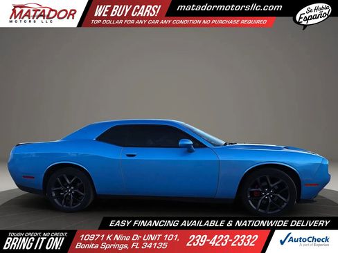 Used 2019 Dodge Challenger SXT w/ Blacktop Package RWD image 4