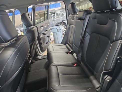 Used 2023 Jeep Grand Cherokee Limited w/ Black Appearance Package image 14