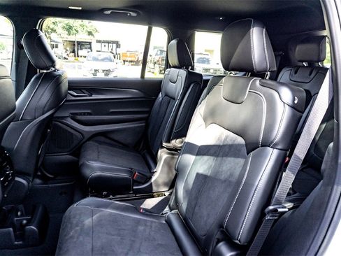 New 2025 Jeep Grand Cherokee L Altitude image 18