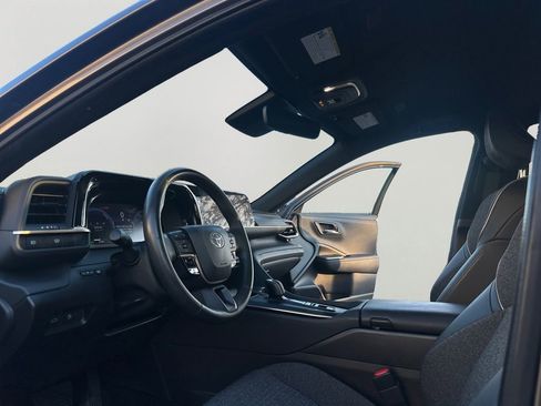 Used 2023 Toyota Crown XLE image 9