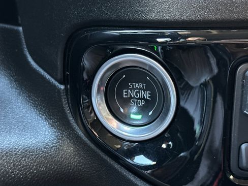 Certified 2025 GMC Sierra 1500 SLT image 28