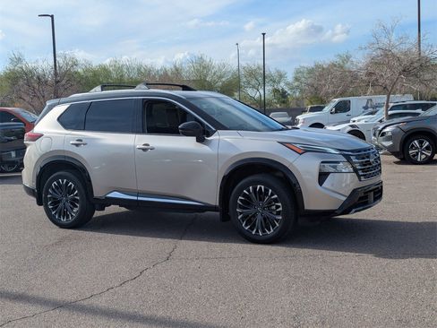 Used 2025 Nissan Rogue Platinum image 9