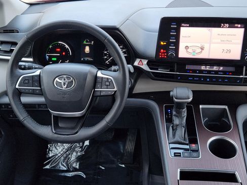 Used 2021 Toyota Sienna XLE FWD image 20
