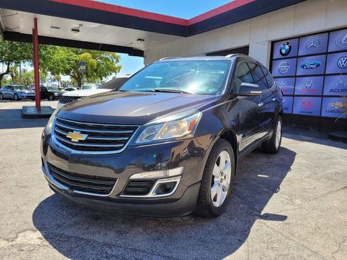 Used 2017 Chevrolet Traverse LT w/ Style and Technology Package image 2