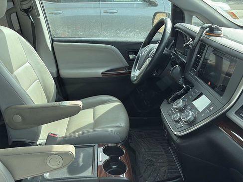 Used 2015 Toyota Sienna Limited Premium image 5