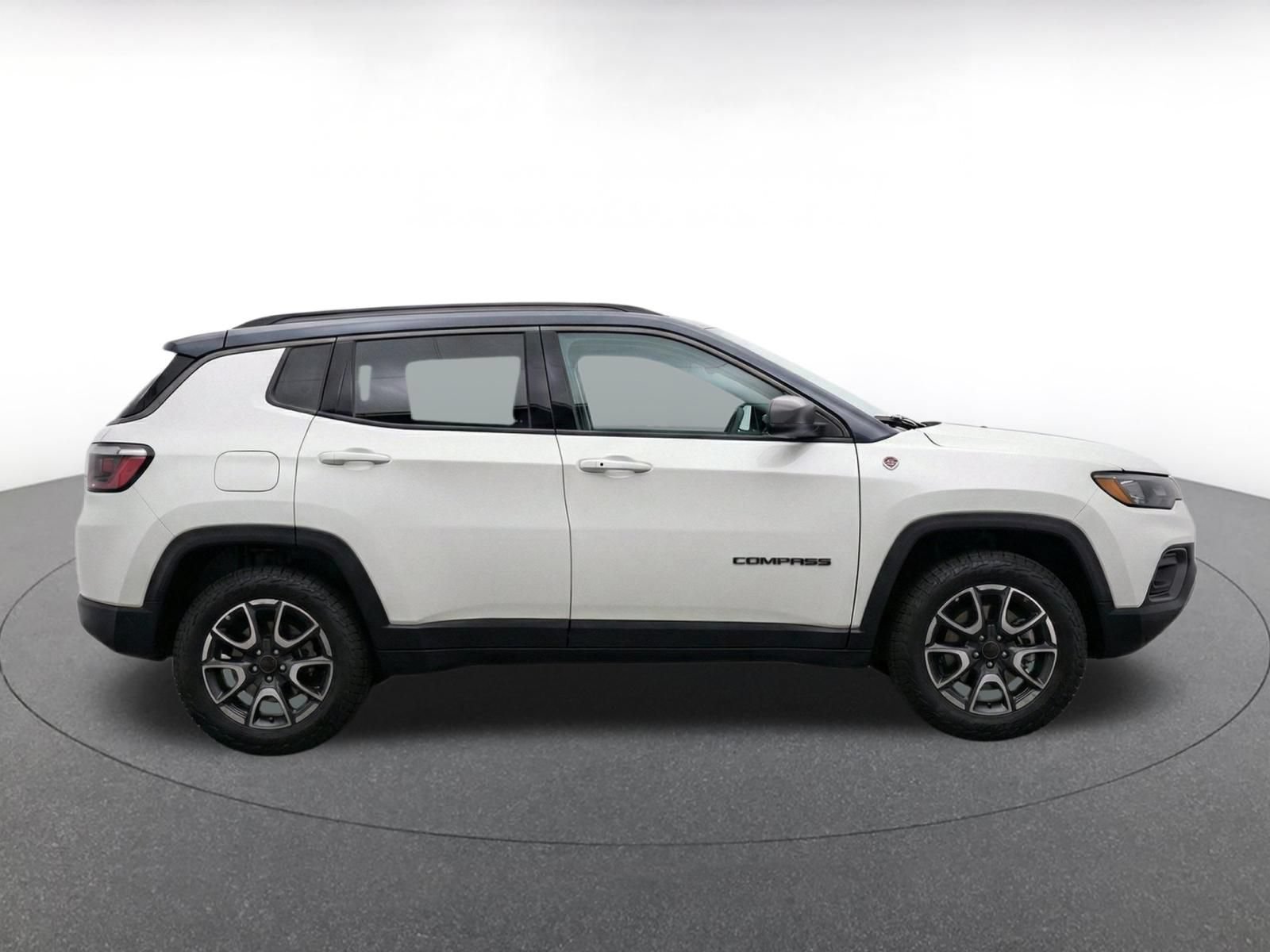 Used 2025 Jeep Compass Trailhawk AWD/4WD image 13