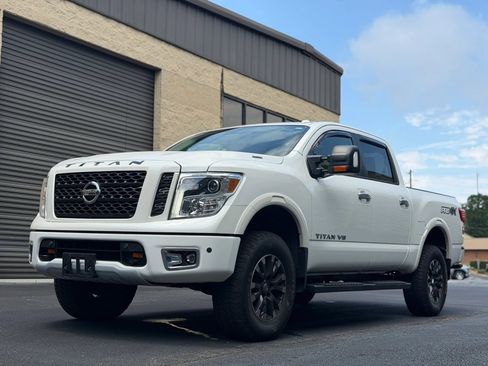 Used 2018 Nissan Titan PRO-4X w/ Pro-4x Convenience Package AWD/4WD image 42