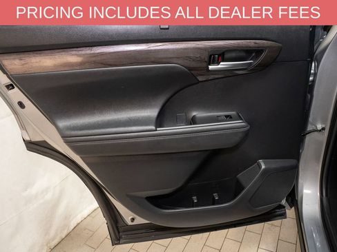 Used 2023 Toyota Highlander Limited FWD image 12