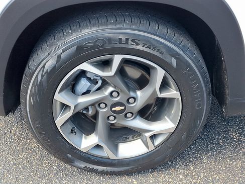 Used 2025 Chevrolet Trax LT FWD image 8