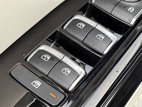 Used 2023 Kia Carnival SX Prestige FWD image 38