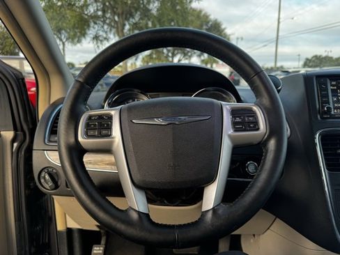 Used 2015 Chrysler Town & Country Touring w/ Driver Convenience Group image 29
