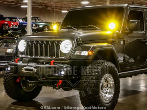 Used 2018 Jeep Wrangler Unlimited Sahara AWD/4WD image 23