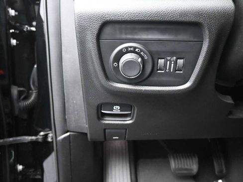 Used 2023 Jeep Grand Cherokee L Laredo image 12