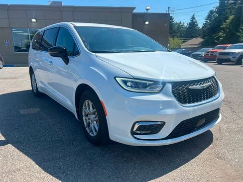 Used 2026 Chrysler Pacifica Select FWD image 3