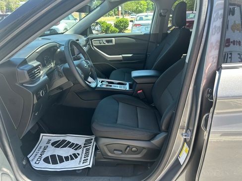 Used 2024 Ford Explorer XLT RWD image 9