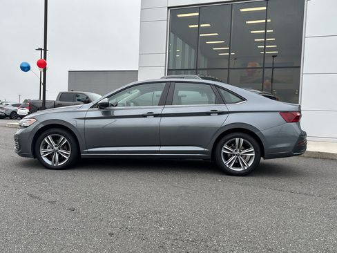 Used 2024 Volkswagen Jetta SE FWD image 4
